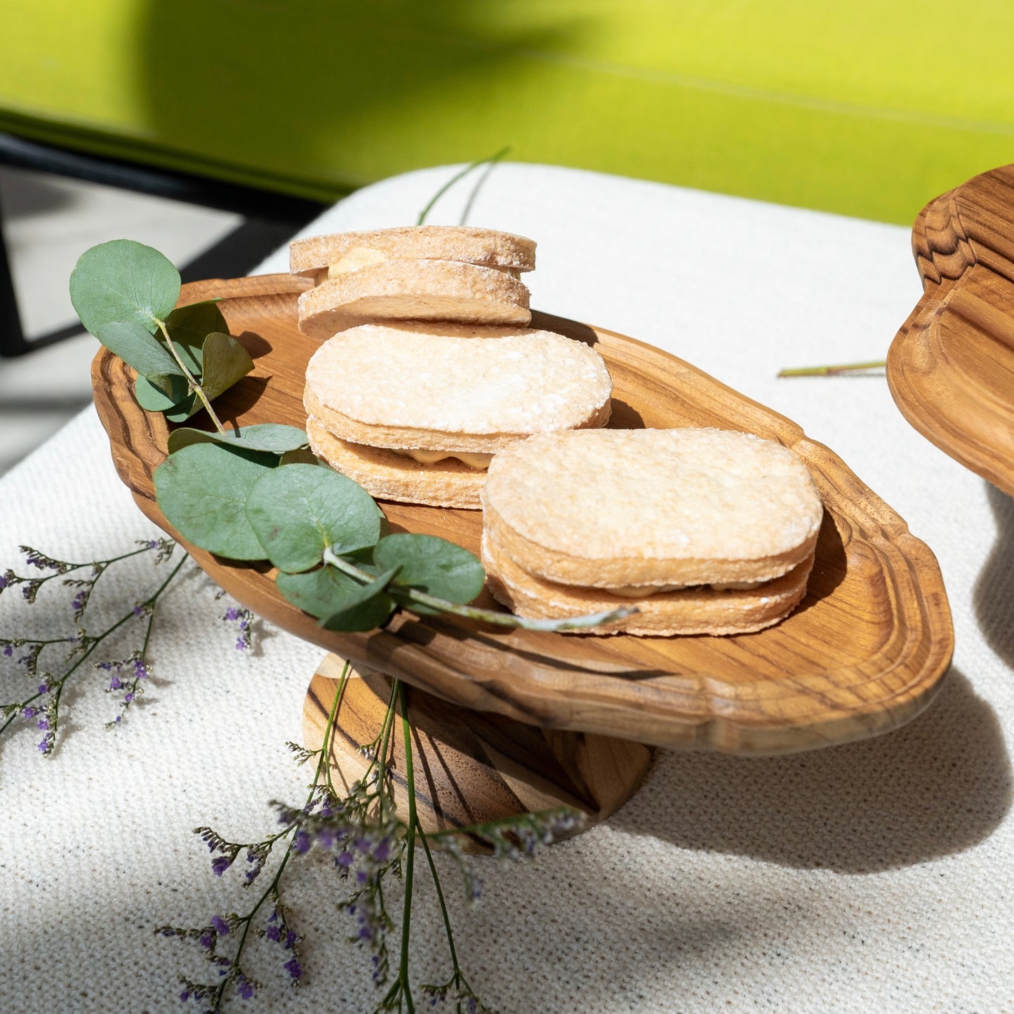 Oval cake stand
