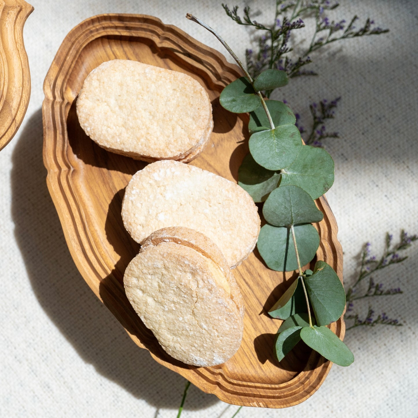 Oval cake stand